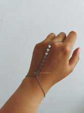 Load image into Gallery viewer, LITTLE SHELLS HAND CHAIN
