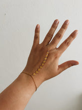 Load image into Gallery viewer, LITTLE SHELLS HAND CHAIN
