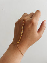 Load image into Gallery viewer, LITTLE SHELLS HAND CHAIN

