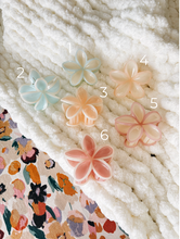 Carregar imagem no visualizador da galeria, PLUMERIA PASTEL HAIR CLIP
