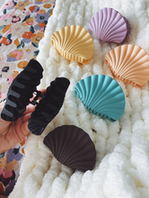 Load image into Gallery viewer, SHELL HAIR CLIP
