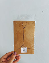 Load image into Gallery viewer, ZINNIA Y HAND CHAIN
