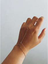 Load image into Gallery viewer, ZINNIA Y HAND CHAIN
