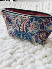 Carregar imagem no visualizador da galeria, POUCH - COLORFULL LOTUS PRINT
