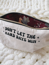 Carregar imagem no visualizador da galeria, POUCH - DON&#39;T LET THE HARD DAYS WIN
