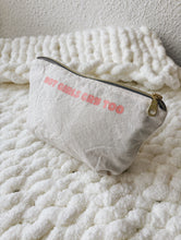 Carregar imagem no visualizador da galeria, POUCH - HOT GIRLS CRY TOO
