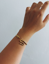 Carregar imagem no visualizador da galeria, SNAKE CUFF BRACELET
