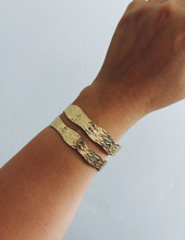 Carregar imagem no visualizador da galeria, STATMENT CUFF BRACELET
