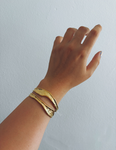 Load image into Gallery viewer, MINIMALIST BOLD STRENGHT BRACELET
