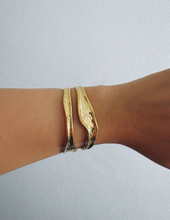 Load image into Gallery viewer, MINIMALIST BOLD STRENGHT BRACELET
