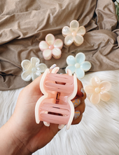 Load image into Gallery viewer, FLORAL PASTEL HAIR CLIP
