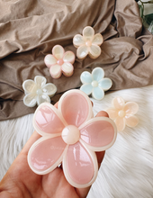Load image into Gallery viewer, FLORAL PASTEL HAIR CLIP
