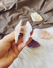 Load image into Gallery viewer, LITTLE SHELL HAIR CLIP

