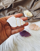Load image into Gallery viewer, LITTLE SHELL HAIR CLIP
