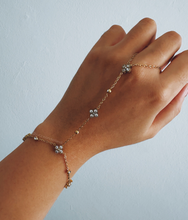 Load image into Gallery viewer, DELICATE CLOVER SPARKLE HAND CHAIN
