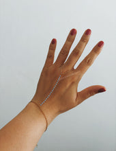 Load image into Gallery viewer, DAINTY STONES HAND CHAIN
