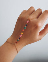 Load image into Gallery viewer, FLOWER HAND CHAIN
