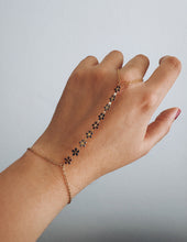 Load image into Gallery viewer, FLOWER HAND CHAIN
