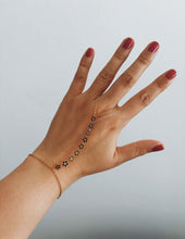 Load image into Gallery viewer, FLOWER HAND CHAIN
