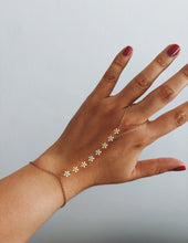Load image into Gallery viewer, FLOWER HAND CHAIN
