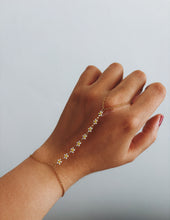 Load image into Gallery viewer, FLOWER HAND CHAIN
