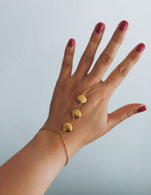 Load image into Gallery viewer, BOLD SHELLS HAND CHAIN
